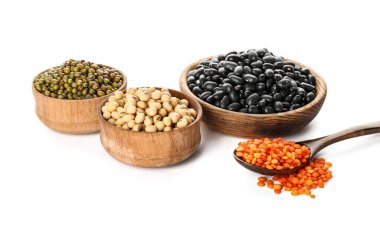 Beyaz arka planda farklı baklagiller