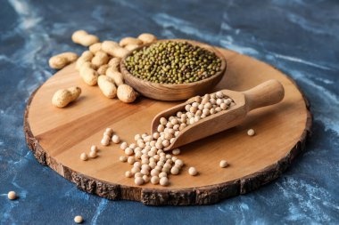 Renk arkaplanı üzerinde farklı baklagillere sahip kompozisyon