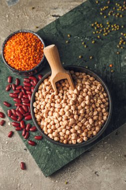 Gri arka planda farklı baklagiller