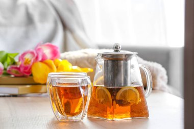 Çaydanlık ve bardaklar masadaki sıcak içecek.