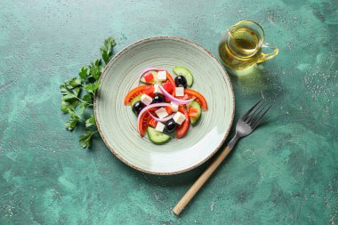 Masada bir tabak lezzetli Yunan salatası
