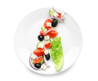 Beyaz arka planda lezzetli Yunan salatası tabağı
