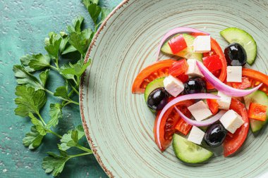 Masada bir tabak lezzetli Yunan salatası
