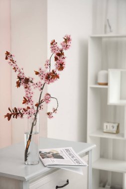 Odada çiçek açan güzel dalları olan vazolar.