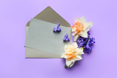 Güzel çiçekler ve üzerinde renk arkaplanı olan boş bir kart