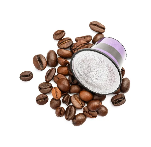 Koffie Capsule Met Bonen Witte Achtergrond — Stockfoto