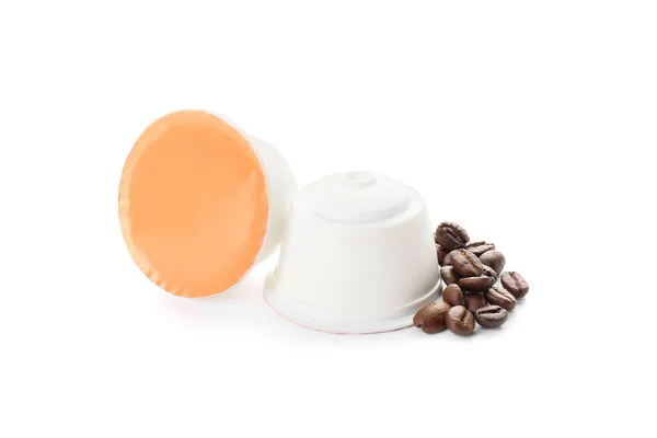 Koffie Capsules Met Bonen Witte Achtergrond — Stockfoto