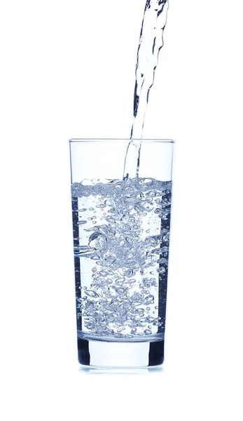 Gießen Von Wasser Glas Auf Weißem Hintergrund — Stockfoto