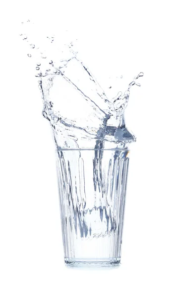 Glas Wasser Mit Spritzer Auf Weißem Hintergrund — Stockfoto