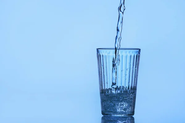 Verter Agua Vaso Sobre Fondo Color —  Fotos de Stock