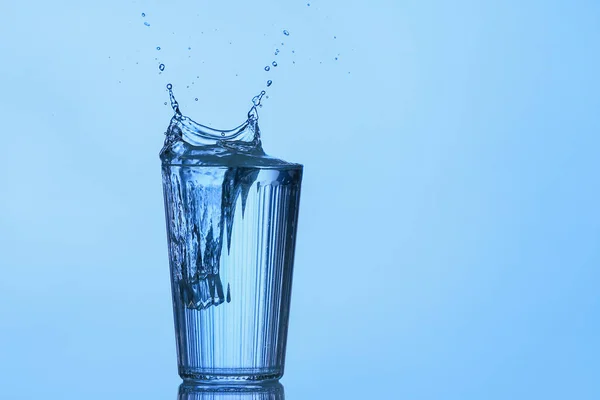 Vaso Agua Con Salpicadura Sobre Fondo Color —  Fotos de Stock