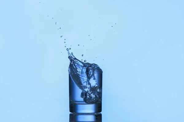 Vaso Agua Con Salpicadura Sobre Fondo Color —  Fotos de Stock