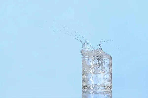 Verre Eau Avec Éclaboussure Sur Fond Couleur — Photo