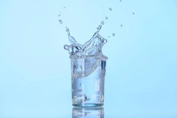 Glas Water Met Plons Kleur Achtergrond — Stockfoto