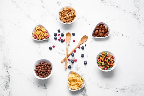 Composición Creativa Con Diferentes Cereales Sobre Fondo Claro — Foto de Stock