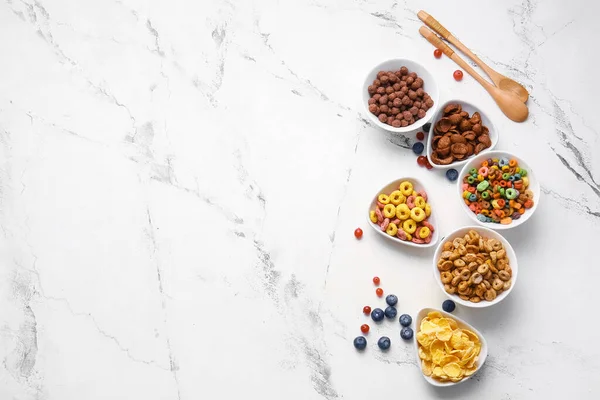 Cuencos Con Diferentes Cereales Sobre Fondo Claro — Foto de Stock