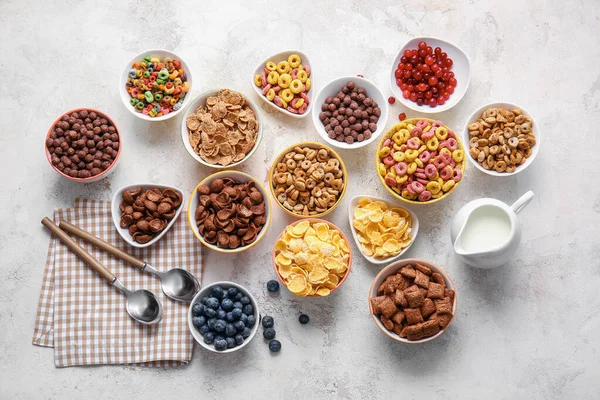 Cuencos Con Diferentes Cereales Leche Sobre Fondo Claro —  Fotos de Stock