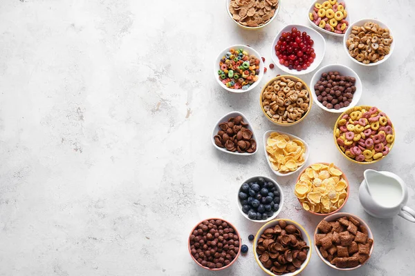 Cuencos Con Diferentes Cereales Leche Sobre Fondo Claro — Foto de Stock