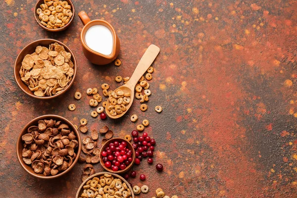 Composición Con Diferentes Cereales Leche Bayas Sobre Fondo Grunge — Foto de Stock