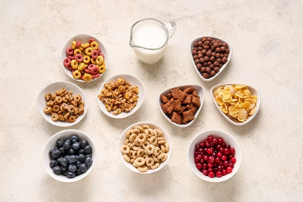 Cuencos Con Diferentes Cereales Bayas Leche Sobre Fondo Claro — Foto de Stock