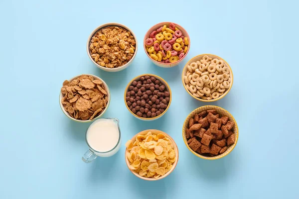 Cuencos Con Diferentes Cereales Leche Sobre Fondo Color —  Fotos de Stock