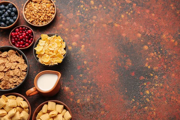 Composición Con Diferentes Cereales Leche Bayas Sobre Fondo Grunge — Foto de Stock