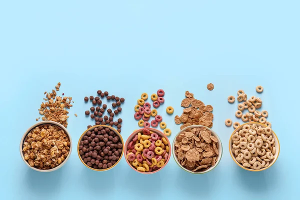 Cuencos Con Diferentes Cereales Sobre Fondo Color — Foto de Stock