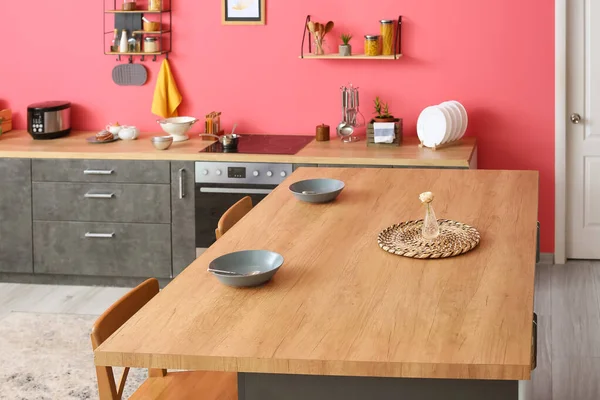 Eettafel Het Interieur Van Moderne Keuken — Stockfoto