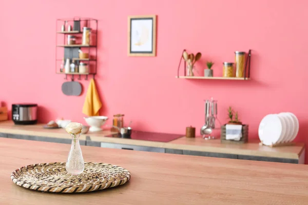 Vaso Con Rosa Bianca Sul Tavolo Cucina — Foto Stock