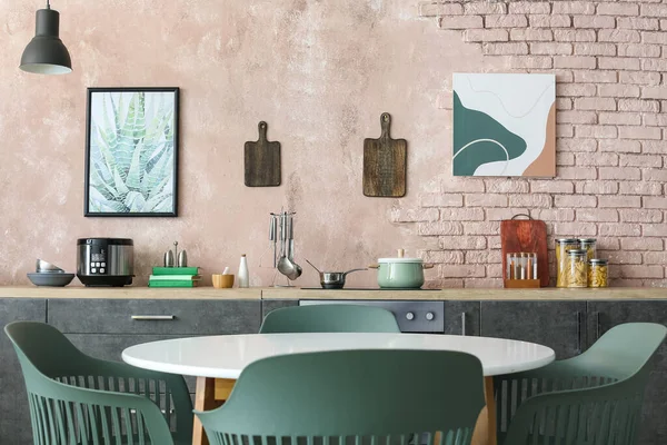 Yemek Masası Olan Modern Bir Mutfak — Stok fotoğraf