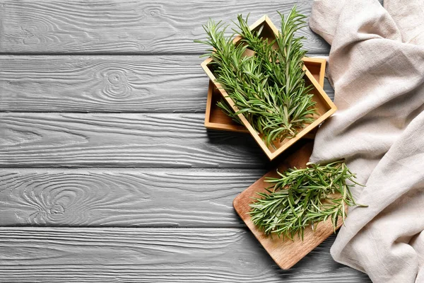 Samenstelling Met Verse Rozemarijn Houten Ondergrond — Stockfoto