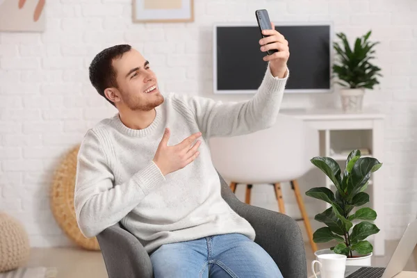 Joven Tomando Selfie Casa — Foto de Stock