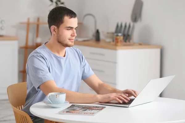 Hombre Guapo Usando Portátil Casa — Foto de Stock