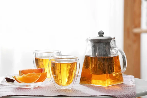 Teekanne Und Tassen Mit Heißem Getränk Auf Dem Tisch Zimmer — Stockfoto