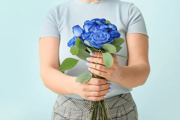 Mujer Con Hermosas Rosas Azules Sobre Fondo Color — Foto de Stock