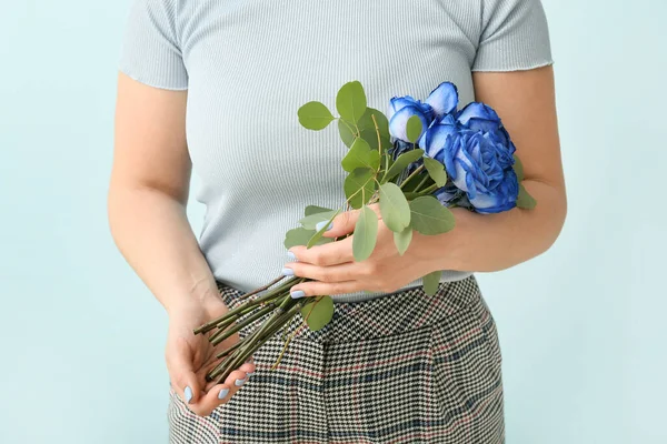 Femme Avec Belles Roses Bleues Sur Fond Couleur — Photo