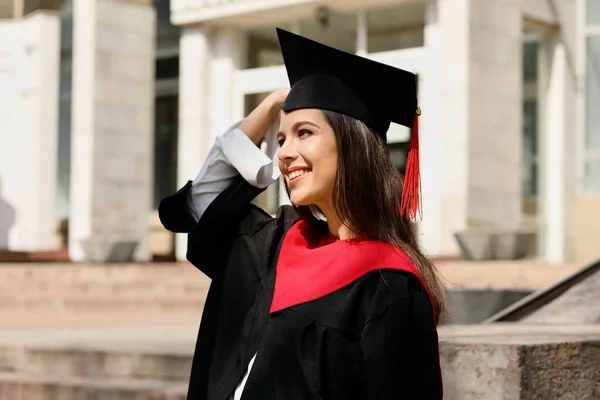 Γυναίκα Φοιτήτρια Ρόμπα Εργένη Την Ημέρα Της Αποφοίτησής Της — Φωτογραφία Αρχείου