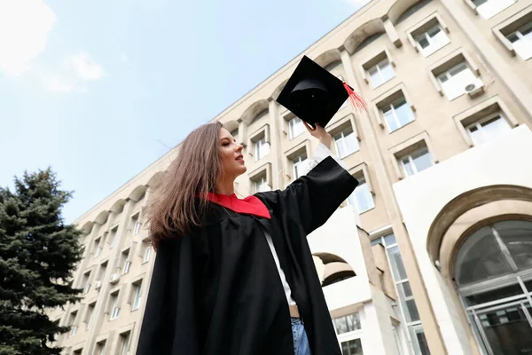 Estudante Feminina Roupão Solteiro Seu Dia Formatura — Fotografia de Stock