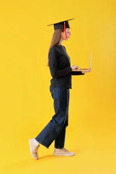 Studente Laureata Femminile Con Computer Portatile Sfondo Colori — Foto Stock