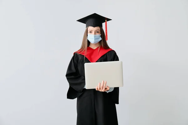 Studente Laureata Donna Maschera Protettiva Con Computer Portatile Sfondo Chiaro — Foto Stock