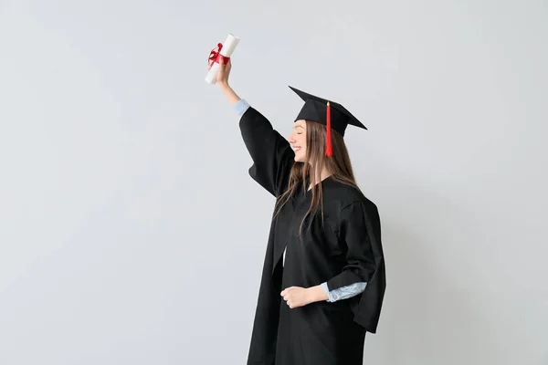 Šťastná Žena Maturitní Student Diplomem Světlém Pozadí — Stock fotografie
