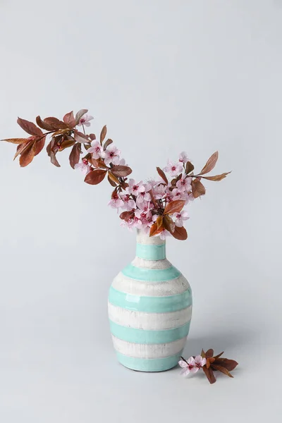 Vase Mit Schönen Blühenden Zweigen Auf Grauem Hintergrund — Stockfoto