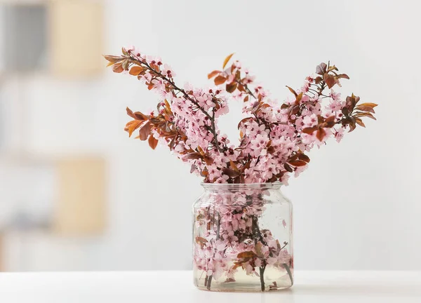 Ваза Красивими Квітучими Гілками Столі Кімнаті — стокове фото