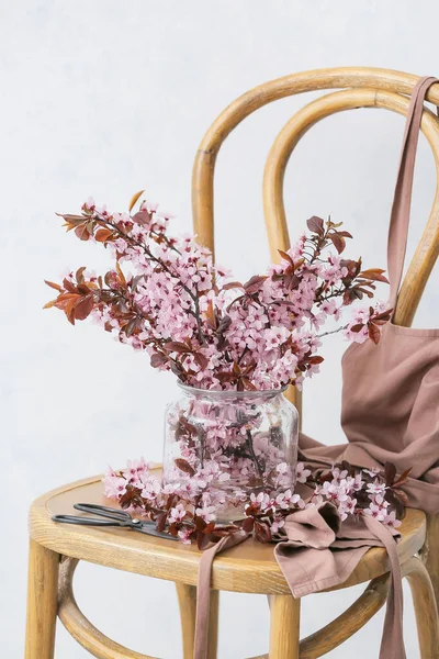Vaso Com Belos Ramos Florescentes Cadeira Quarto — Fotografia de Stock