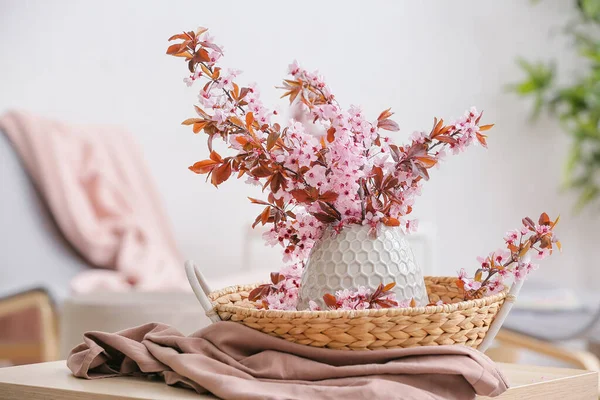 Vase Avec Belles Branches Fleuries Sur Table Dans Chambre — Photo