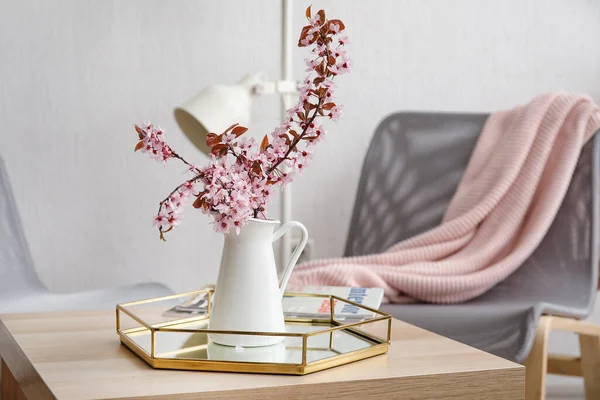 Üveg Gyönyörű Virágzó Ágakkal Asztalon Szobában — Stock Fotó
