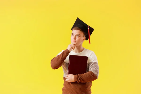 思考の色の背景に学生を卒業 — ストック写真