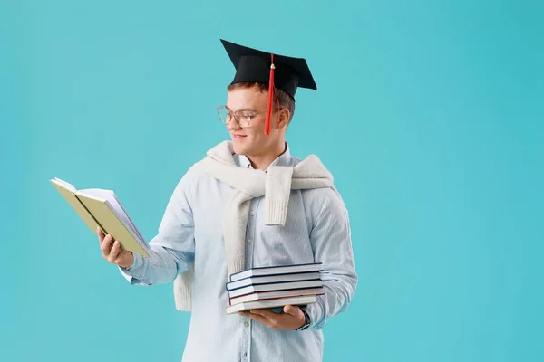 Αρσενικό Απόφοιτος Φοιτητής Βιβλία Σχετικά Φόντο Χρώμα — Φωτογραφία Αρχείου