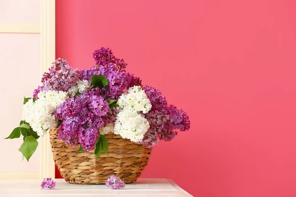 Panier Avec Des Fleurs Lilas Sur Table Près Mur Couleur — Photo
