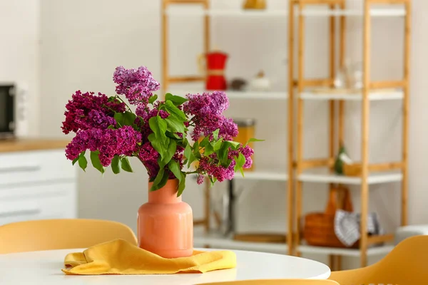 Vaso Com Flores Lilás Mesa Cozinha — Fotografia de Stock